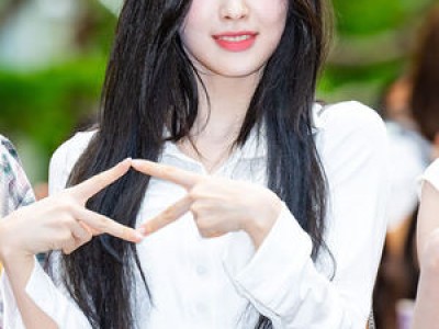 오마이걸 아린 칸 핑크 카펫 밟는다