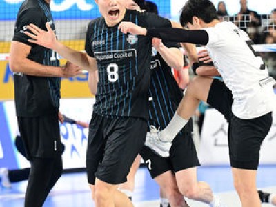 프로 데뷔 첫 골에 선배들 축하 쏟아져