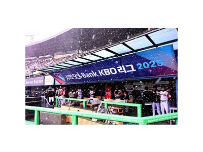 잠실구장에 우박과 강풍 경기 중단으로 팬들 황당