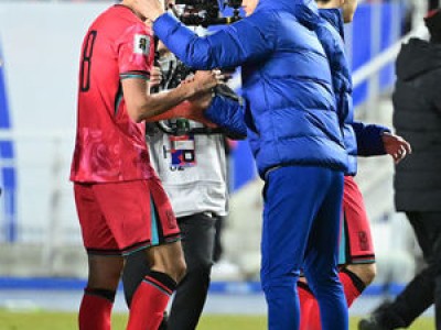 홍명보 감독 박용우 실수에 고개 숙인 장면 화제